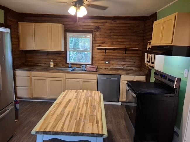 Building Photo - Unbelievable Updated Farmhouse in Lanexa!