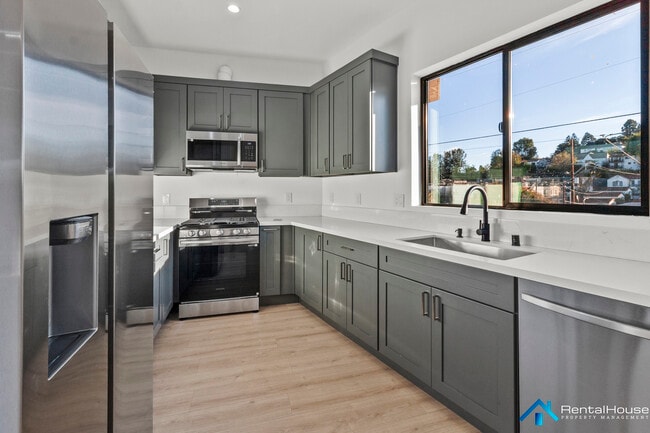 Building Photo - 3005 La Paz Dr