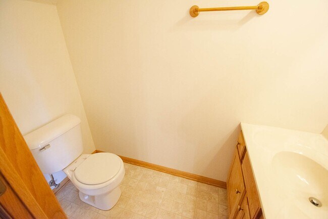Building Photo - Townhome in Quiet NW Rochester Neighborhood!