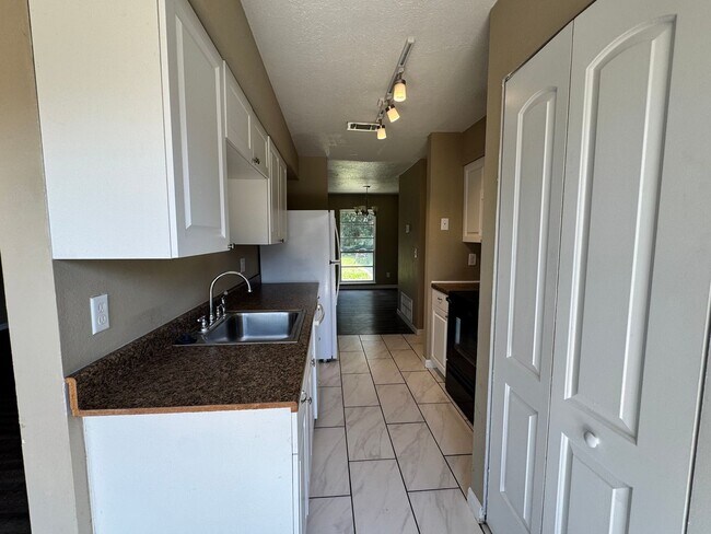 Building Photo - FOR RENT – 2 Bed / 1 Bath Triplex in Citrus Park, Ocala, FL – Available Now!