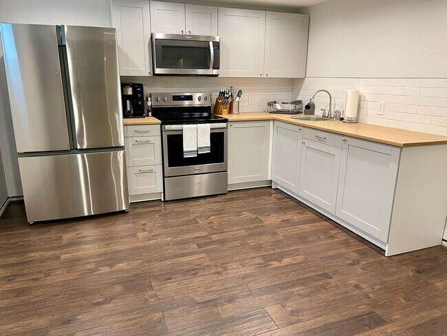 Building Photo - Beautiful Open & Remodeled 5 Bedroom Home ...