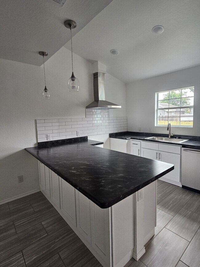 Building Photo - 923 McIlvaine