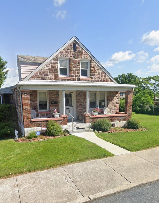 Building Photo - 949 E Walnut St