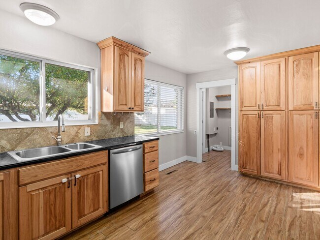 Building Photo - Beautiful home for rent!