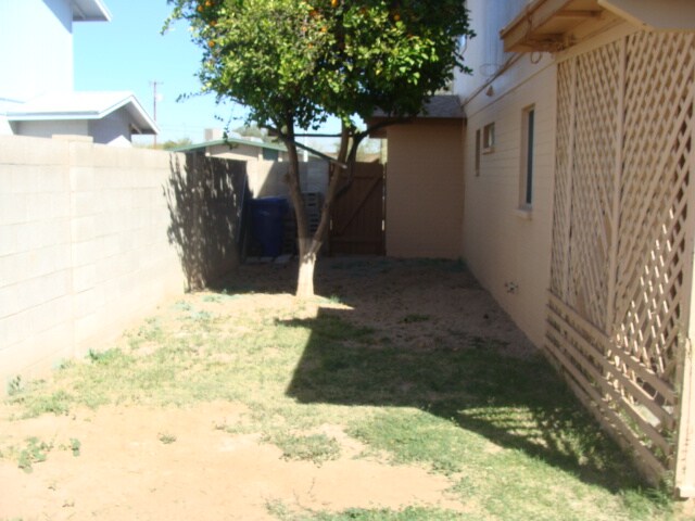 Building Photo - 121 E 14th Pl