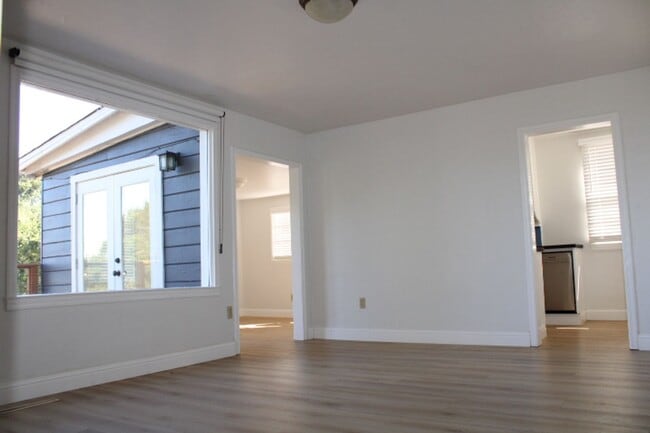 Building Photo - 5910 Skyline Dr
