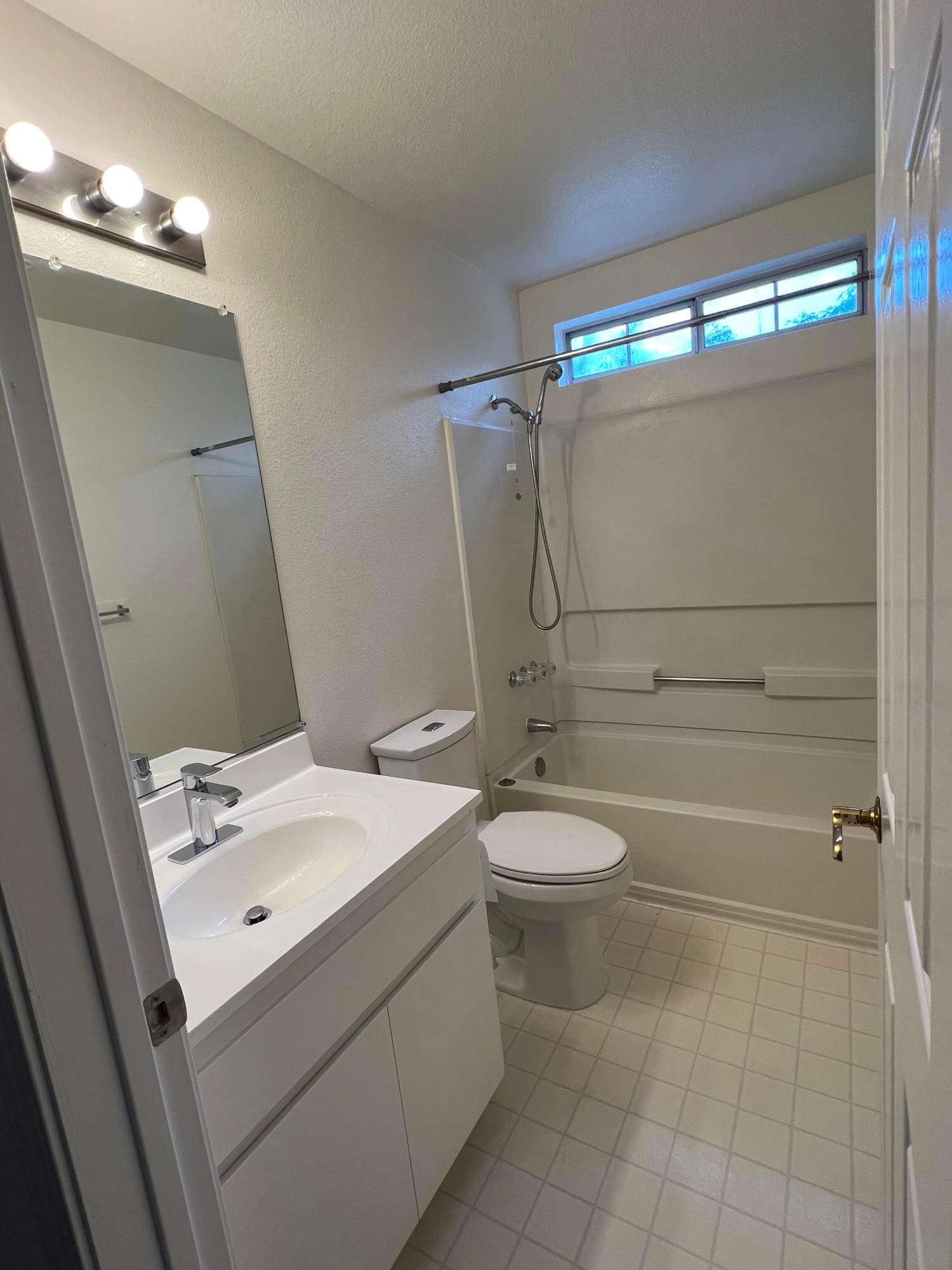 Main Bathroom - 1159 La Rochelle Terrace