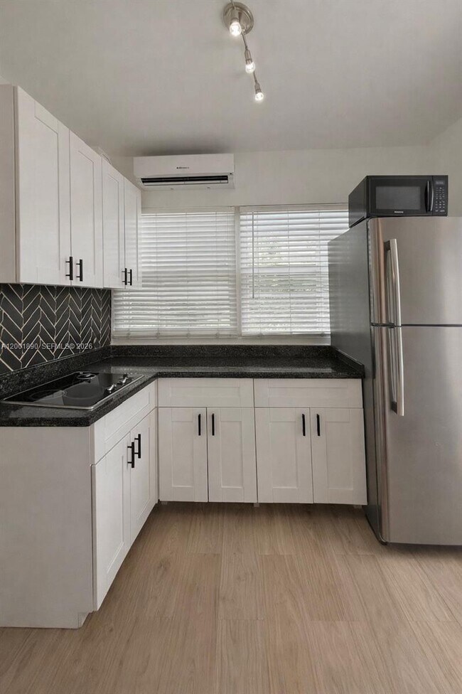 Building Photo - 12906 NE 6th Ave