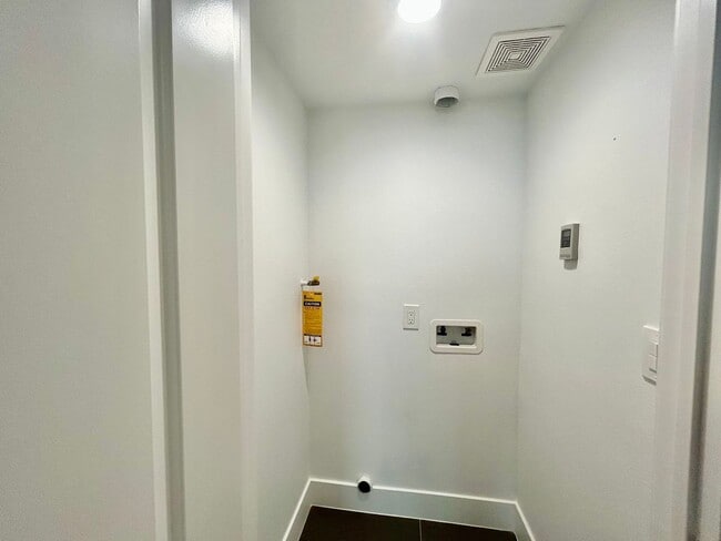 Building Photo - NewB La T 8418
