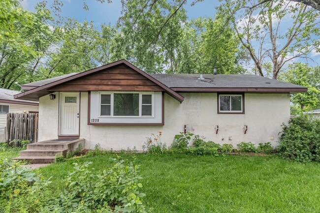 Building Photo - Spacious 5bed|2bath Home w/ Large Backyard...