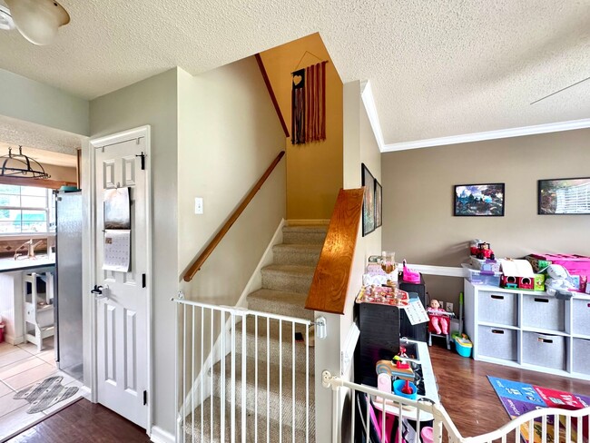 Building Photo - Spacious Three Bedroom Home