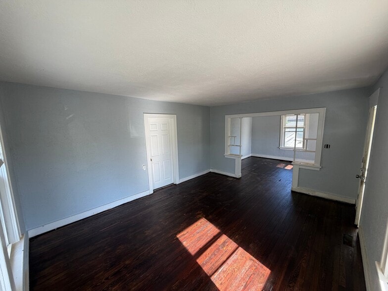 Building Photo - 2527 Leslie Ave