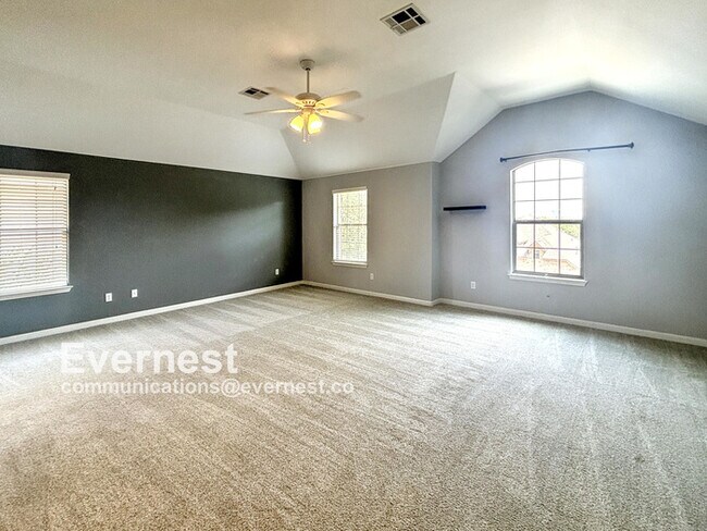 Building Photo - 4-Bedroom Home with Modern Amenities and C...