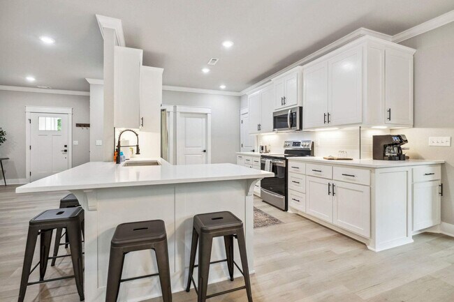 Building Photo - 10 Granshire Dr