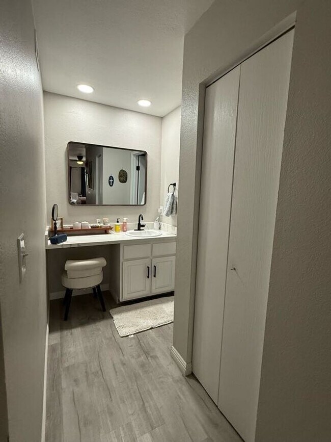 Building Photo - Beautiful Marina View Condo