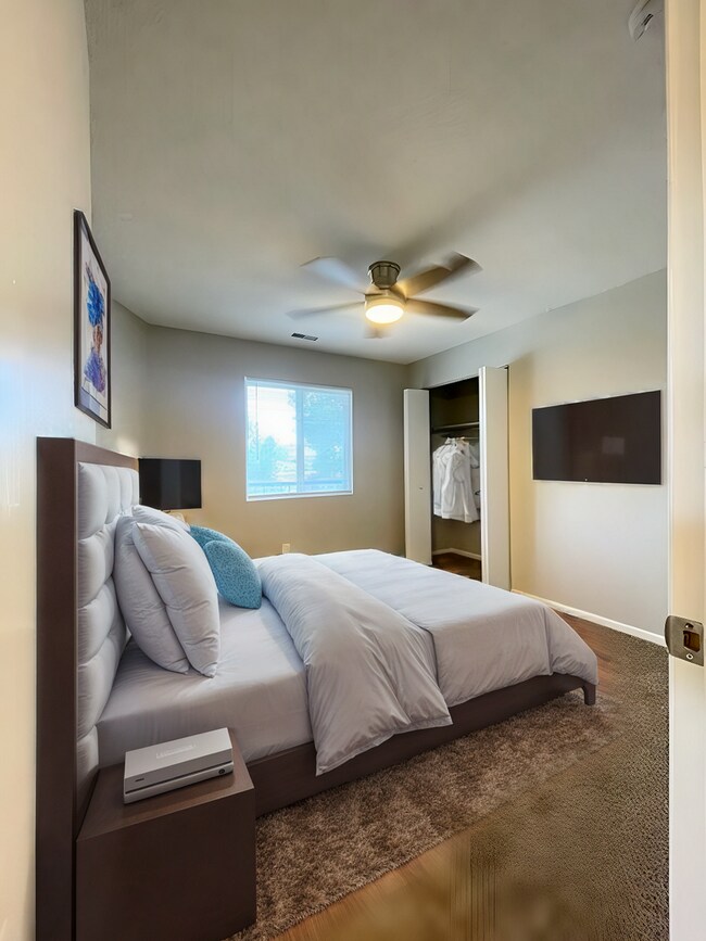 Building Photo - 6855 Delmonico Dr
