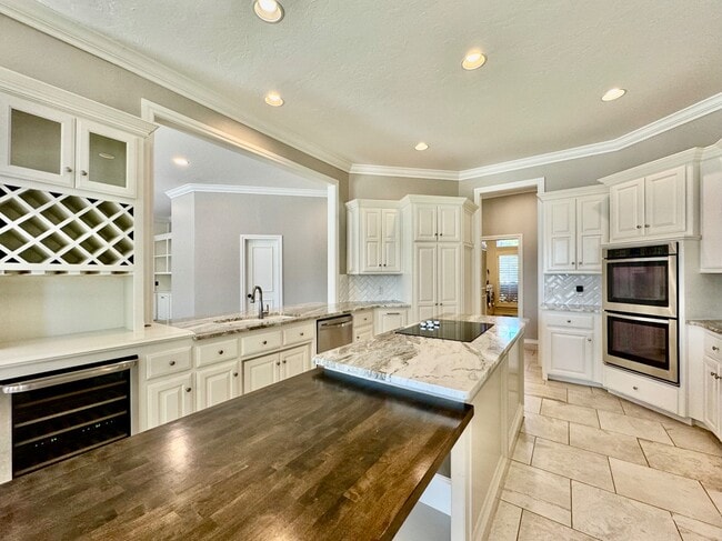 Building Photo - 2600 Sweetbriar Ct