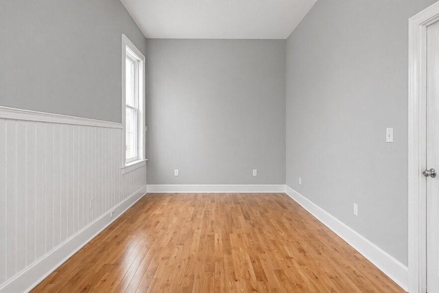 Building Photo - 124 W Bank St