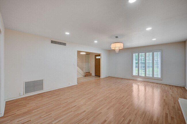Building Photo - 578 Tam O Shanter