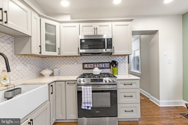 Building Photo - 239 E Thompson St