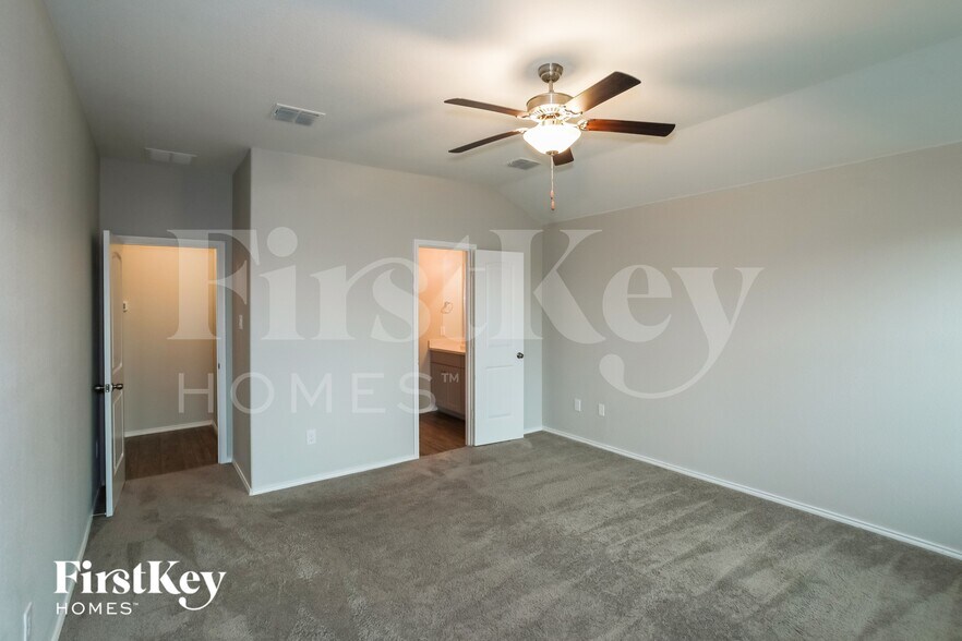 Building Photo - 301 Saguaro Dr