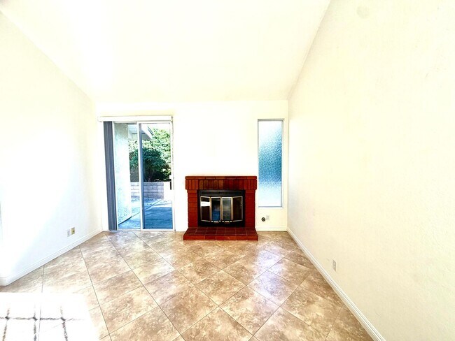 Building Photo - 3 Bedroom spacious home in Irvine (Northwood Glen)