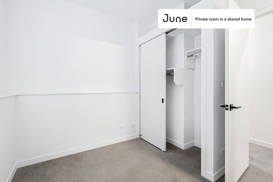 Building Photo - Private bedroom in 4 bed/3.5 bath Home