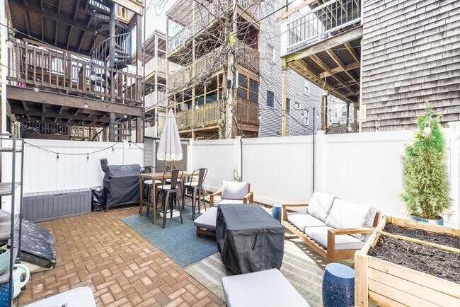 Building Photo - 171 H St