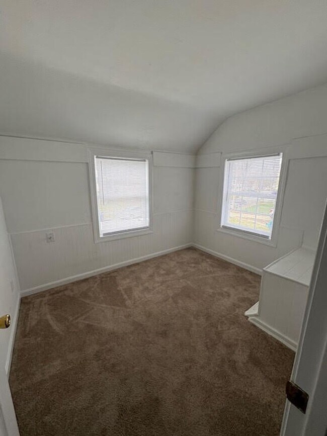 Building Photo - Three Bedroom 1.5 Bathroom House