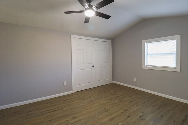 Building Photo - Beautifully Redone 3 Bedroom House! Available for Immediate Move in!