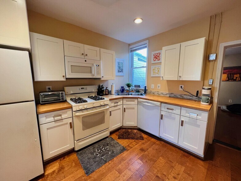 Kitchen - 3415 Hickory Ave