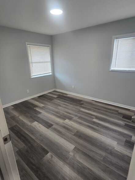 Building Photo - 101 S Sycamore Ln