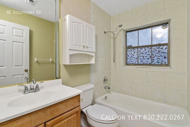 Building Photo - "Charming 2-Bed Oasis in San Antonio: Cozy...