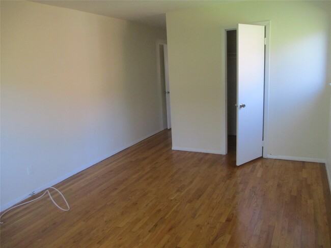 Building Photo - 15 Brevoort Dr