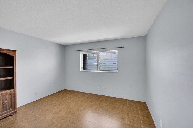 Building Photo - 2115 NE 42nd Ct