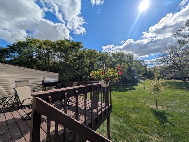 Building Photo - 607 Tamarack Dr W