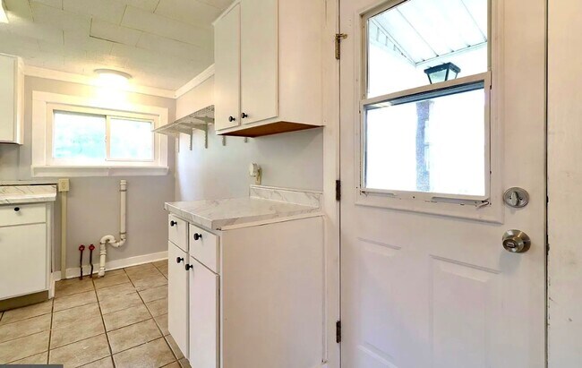 Building Photo - Charming 3-Bedroom Home with Office in How...