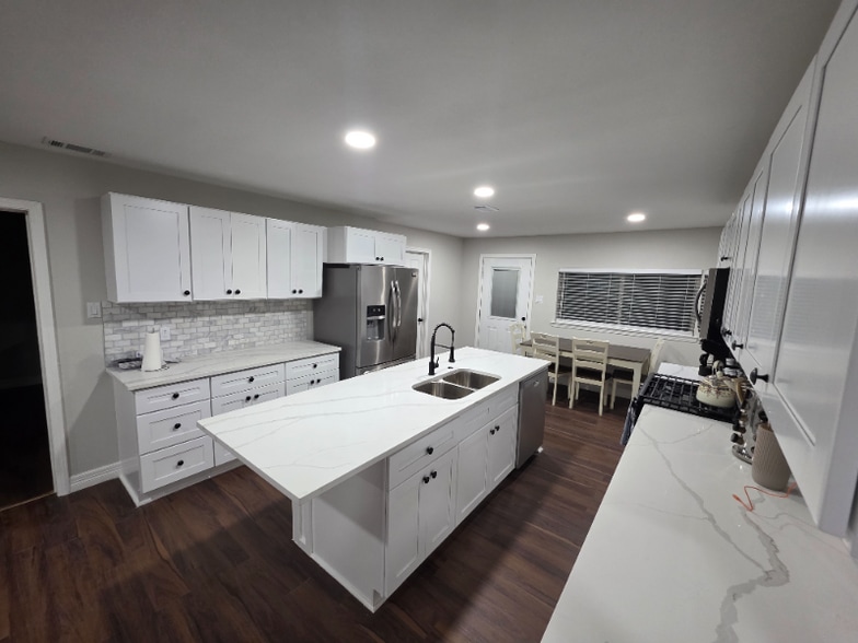 Building Photo - 704 S Kansas Ave