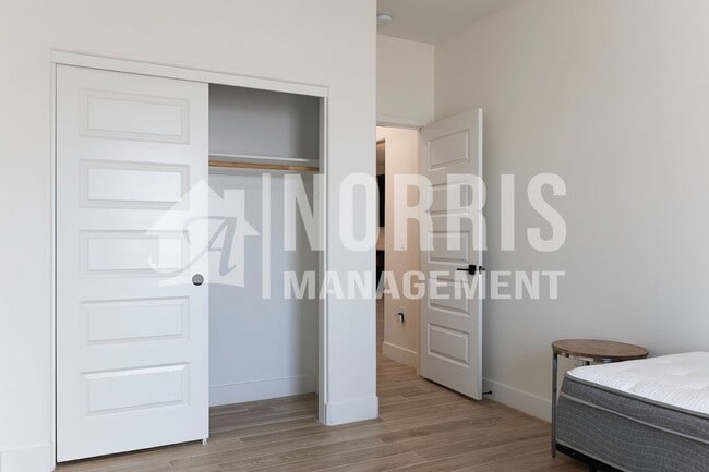 Building Photo - Beautiful Upgraded Home with Furnishings i...