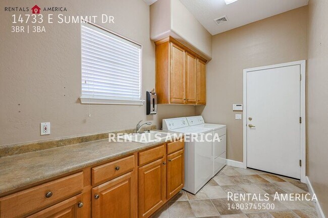 Building Photo - Beautiful 3-Bed/3-bath home in Fountain Hi...
