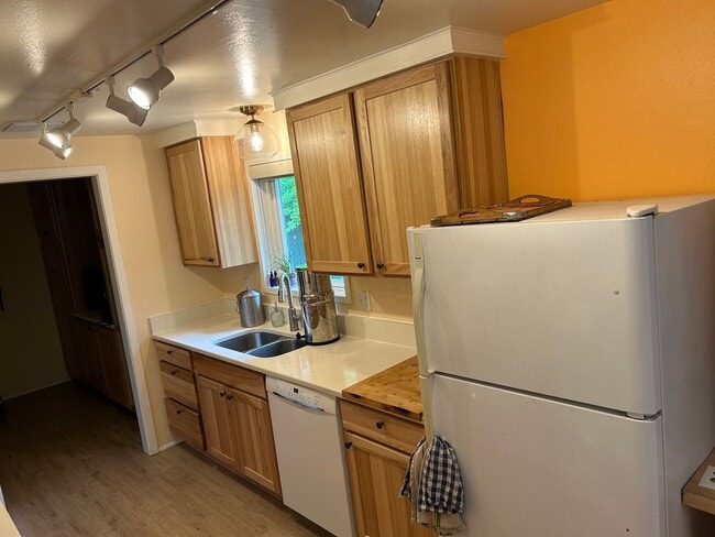 Building Photo - 3 Bedroom single level home w/garage AND free landscaping