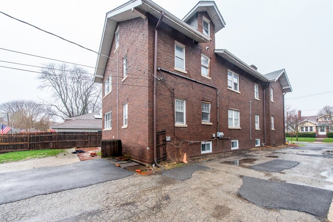 Building Photo - 415 W Ridgeland Ave