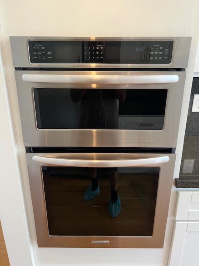 Kitchen Aid electric stove and microwave - 2812 Anchor Ave