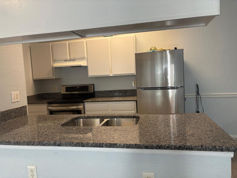 Building Photo - 16253 Enclave Village Dr