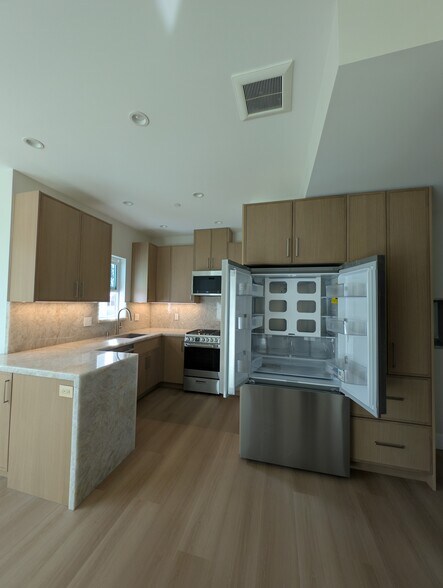 Building Photo - 6330 Mary Ellen Ave