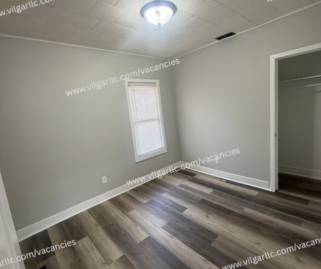 Building Photo - FOR RENT — SPACIOUS 3 BED / 1 BATH HOME