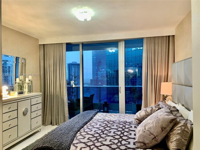 Building Photo - 200 Biscayne Blvd Way
