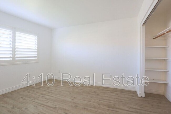 Building Photo - 951 E Leeward Ln