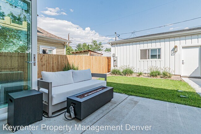 Building Photo - 4 br, 3.5 bath House - 2570 South Cherokee...