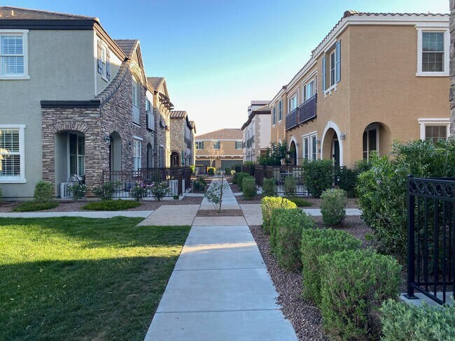 Building Photo - Resort-Style Living in Gilbert – 3 Bed Townhome Near SanTan Village